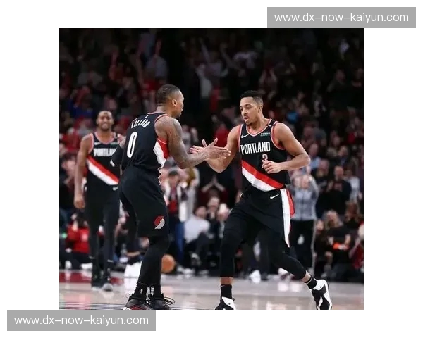 撕裂之城的怒吼与航天城的复兴：开拓者vs火箭视频背后的热血灵魂